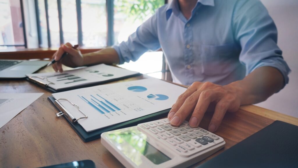 cumplimiento fiscal SAT 2025 empresario analizando documentos contables, Auditoría